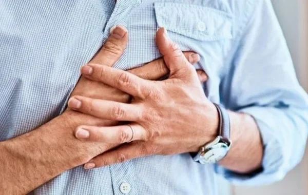 Döş qəfəsində yaranan ağrılar: Kardioloq təhlükəli əlamətləri açıqladı