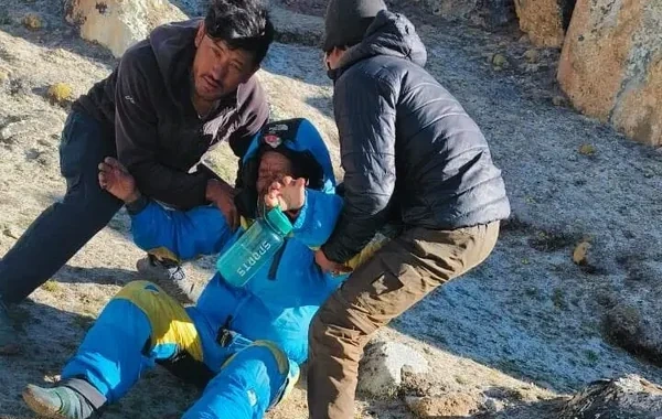 Everestdə möcüzə: Bələdçi su, qida və oksigen ehtiyatı olmadan altı gün keçirdi - FOTO