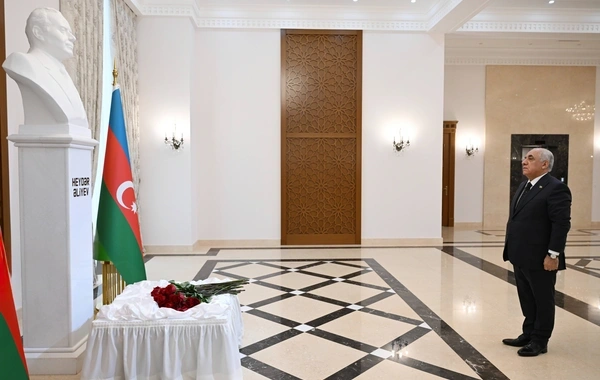 Əli Əsədov Türkmənistanda Heydər Əliyevin xatirəsini yad edib