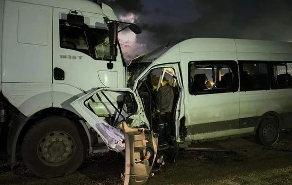 Türkiyədə avtobus yük maşını ilə toqquşub: Bir ölü, 15 yaralı