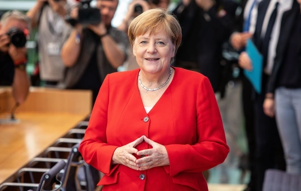 Merkel məşhur jestindən istifadə etməyi dayandırıb