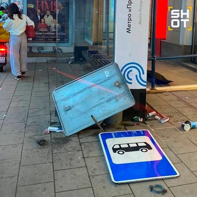 Moskvada avtomobil avtobus dayanacağına çırpılıb: Üç yaralı - FOTO - VİDEO
