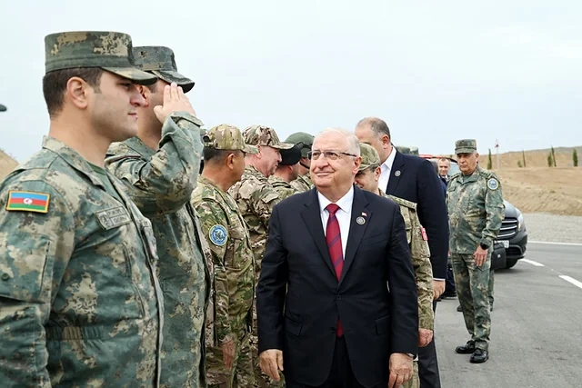 Üç ölkənin müdafiə nazirləri Xocavənddə hərbi texnikaların sərgisinə baxış keçirdilər - Foto/Video