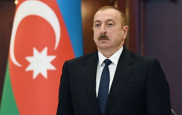 İlham Əliyev Daşkənddə Müstəqillik abidəsini ziyarət edib