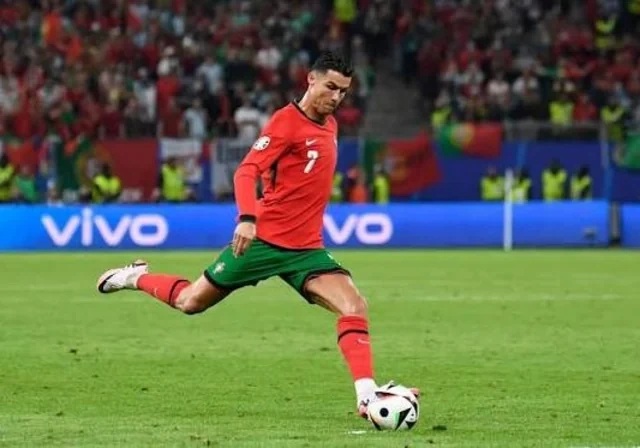 İki ulduzun fərqli taleyi: Messi milliyə vida etdi, Ronaldunun 7 nömrəli forması isə əlindən alındı - Foto