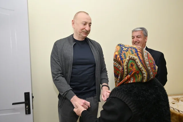 İlham Əliyev Şuşanın Böyük Qaladərəsi kəndində görülən işlərlə tanış olub, sakinlərlə görüşüb