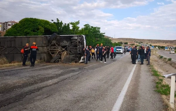 Türkiyədə sərnişin avtobusu aşdı: 41 nəfər xəsarət aldı - VİDEO