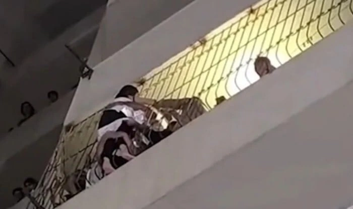 Qadın binadan yıxıldı, 5-ci mərtəbədə asılı qaldı - Video