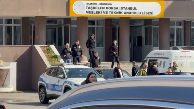 İstanbulda liseydə BIÇAQLI HÜCUM: Şagird iki müəllimi və bir məktəblini VURDU