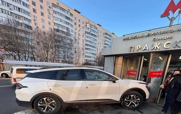 Azərbaycan səfirliyinin avtomobili Moskvada qəzaya düşüb - FOTO