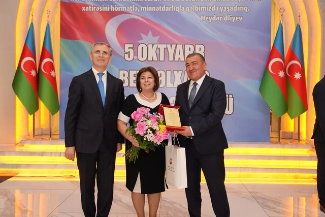 Xətai rayonunda Beynəlxalq Müəllimlər Günü münasibətilə "Zirvəyə Aparan İşıq" adlı tədbir keçirilib - Foto/Video