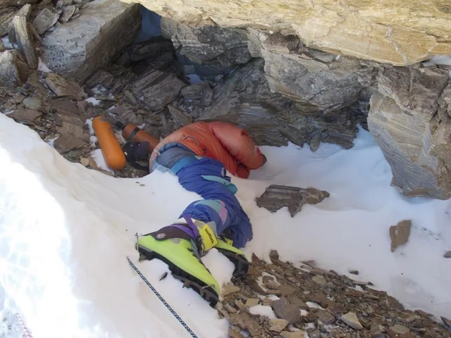 Everestdəki "yaşıl çəkmələr"in cəsədi endirilir: 150 min dollarlıq riskli əməliyyat - FOTO