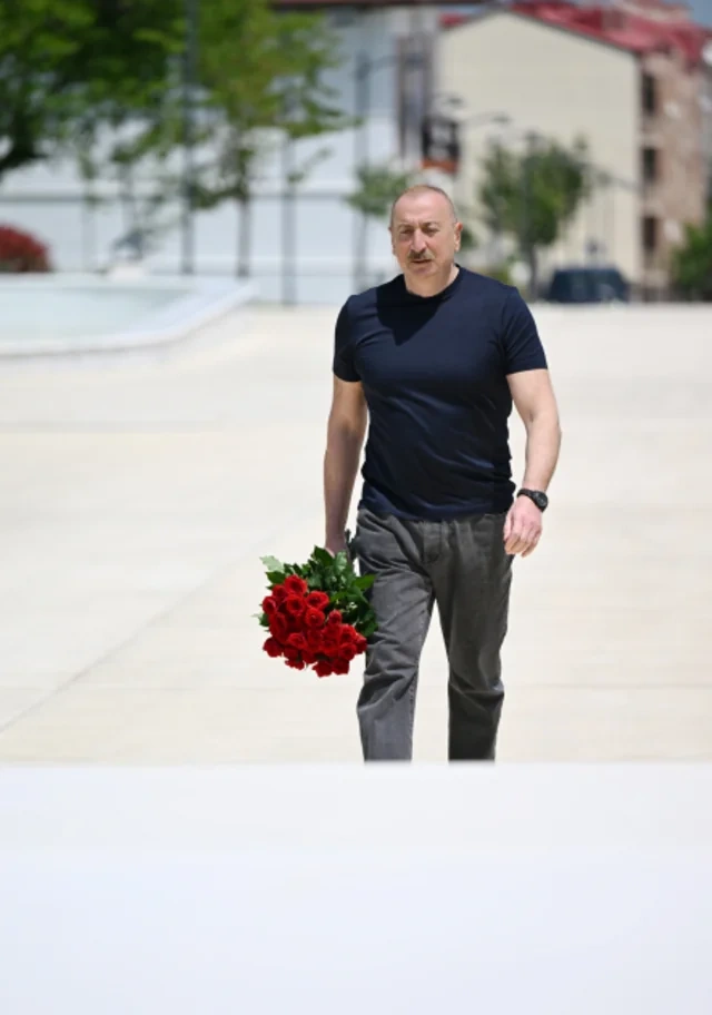 Prezident İlham Əliyev Xankəndi şəhərində Zəfər tağının önünə gül dəstələri düzüb