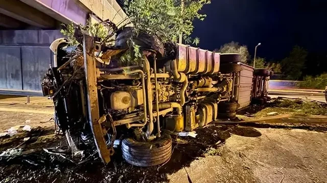 Türkiyədə dəhşətli qəza: Azərbaycanəsilli sürücünün idarə etdiyi ətir daşıyan yük maşını aşıb - Foto