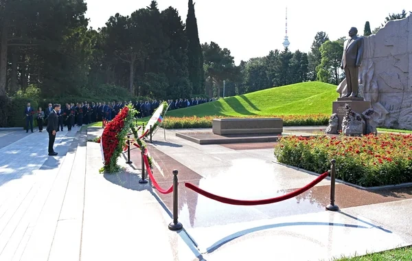SOCAR-ın kollektivi Fəxri xiyabanı və Şəhidlər xiyabanını ziyarət edib - Foto