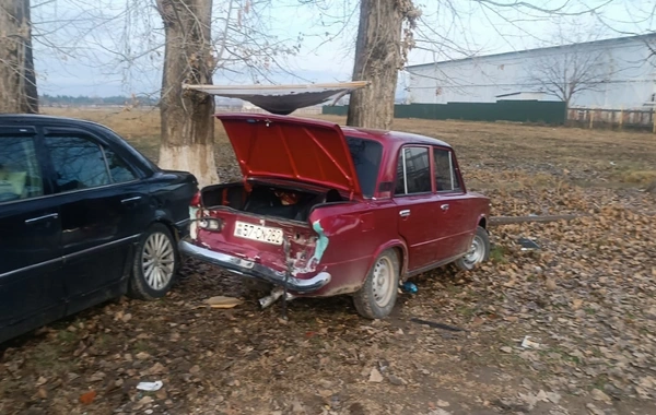 Tovuzda idarəetmədən çıxan VAZ yol kənarındakı dörd maşını əzdi - Xəsarət alan var