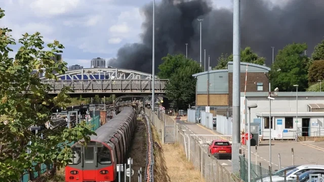 Londonda "Uembli" stadionu yaxınlığındakı GÜCLÜ YANĞIN - FOTO-VİDEO