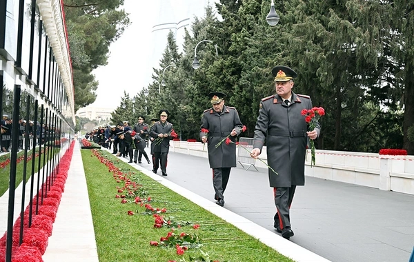 Müdafiə Nazirliyinin rəhbərliyi Şəhidlər xiyabanını ziyarət edib