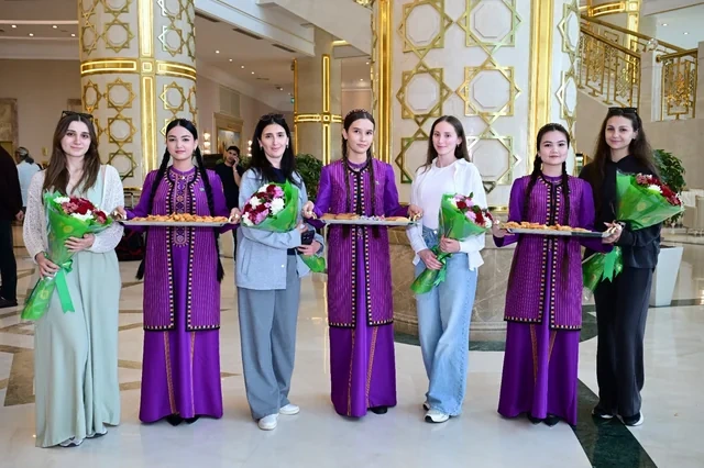 Aşqabad Azərbaycan mədəniyyətini qarşılayır - FOTO