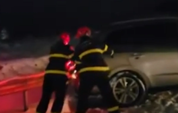 Şuşada vətəndaşlar avtomobildə köməksiz vəziyyətdə qalıblar