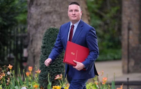 Böyük Britaniyada siyasi böhran: Nazirlər hökumət başçısına qarşı çıxdılar