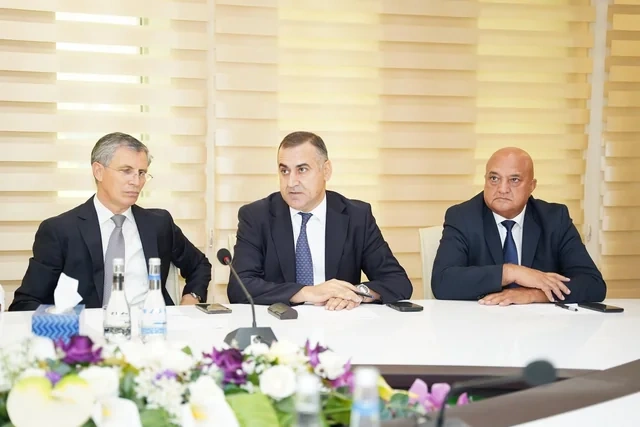 Xətai rayonunda ali məktəblərə qəbul olmuş və birinci sinfə başlayacaq şəhid övladları ilə görüş keçirilib