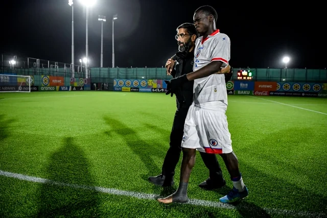 Rövşən Nəcəf zədələnən futbolçuya kömək etdi - Foto/Video