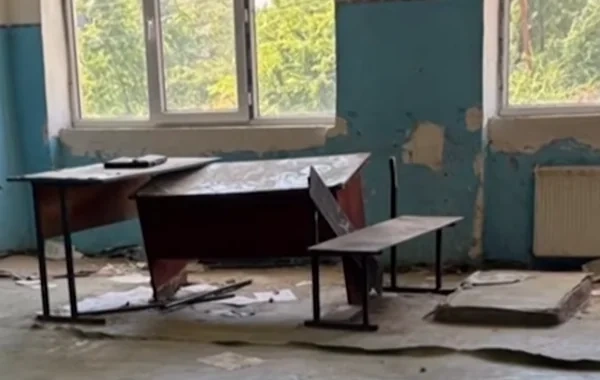 "Valideynlər olmasa, Hindistandakı kimi yerdə oturacaqdıq" - 900-ə yaxın şagirdin oxuduğu məktəb acınacaqlı vəziyyətdədir - VİDEO