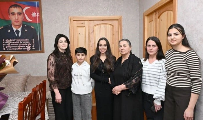 Leyla Əliyeva şəhid baş gizirin ailəsini ziyarət etdi - Foto