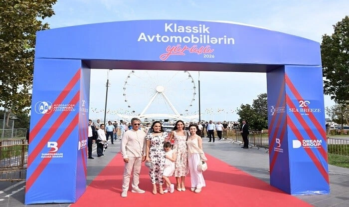 Leyla və Arzu Əliyevalar klassik avtomobillərin yürüşünü izlədi