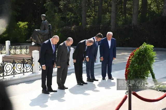 XİN-in kollektivi Fəxri və Şəhidlər xiyabanlarını ziyarət edib - FOTO