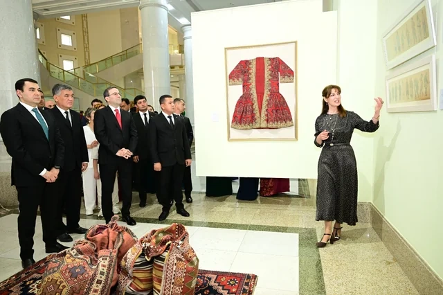 Türkmənistan Dövlət Təsviri Sənət Muzeyində "Azərbaycan milli irsinin inciləri" adlı sərginin açılışı keçirilib - FOTO