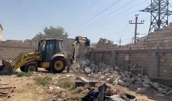 Bakıda qanunsuz tikili söküldü - Video