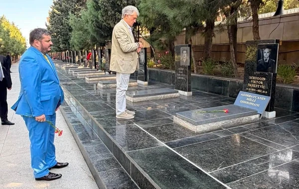 Viktor Yuşenko Şəhidlər xiyabanını ziyarət edib və Azərbaycanın Milli Qəhrəmanının xatirəsini anıb - FOTO