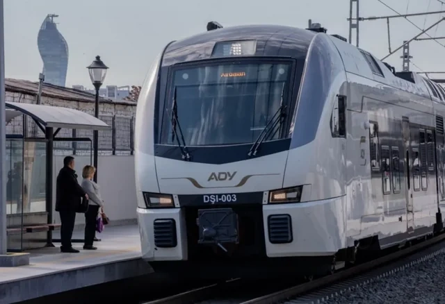 Elektrik kəsildi, Bakı-Xırdalan qatarı yolda qaldı: Sərnişinlər metroya üz tutdu - Video