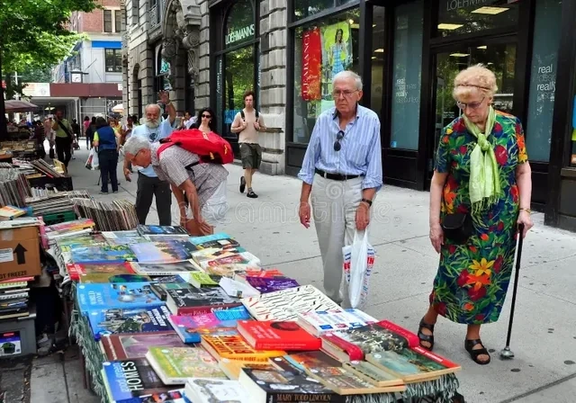 "Nəşriyyatlar yalnız özlərinin gəliri haqqında düşünürlər" - Niyə yazıçılar öz kitablarını küçədə satmalı olurlar?