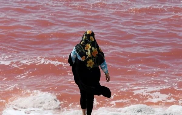 Urmiya gölü qırmızı rəngə boyandı