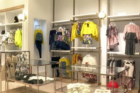 4345 manatlıq paltar oğurlayan qadına hökm oxundu