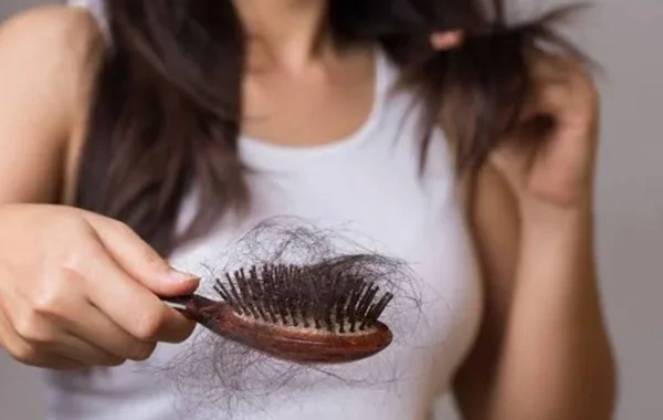 Payızda saçlarınız çox tökülür? - Səbəb yayda baş verənlər ola bilər