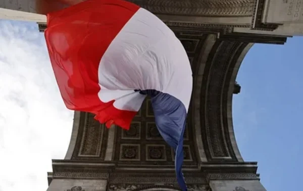 Fransa Niger səfirliyinin iki əməkdaşını ölkədən çıxarıb