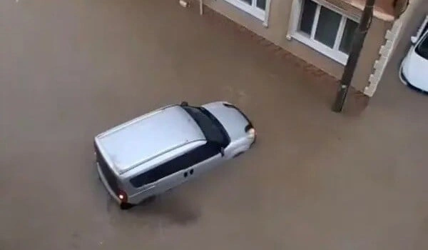 İstanbulda leysan: nəqliyyatın hərəkəti dayandı - Video