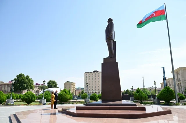 İlham Əliyev ümummilli liderin Naxçıvan şəhərinin mərkəzində ucaldılan abidəsini ziyarət edib - FOTO