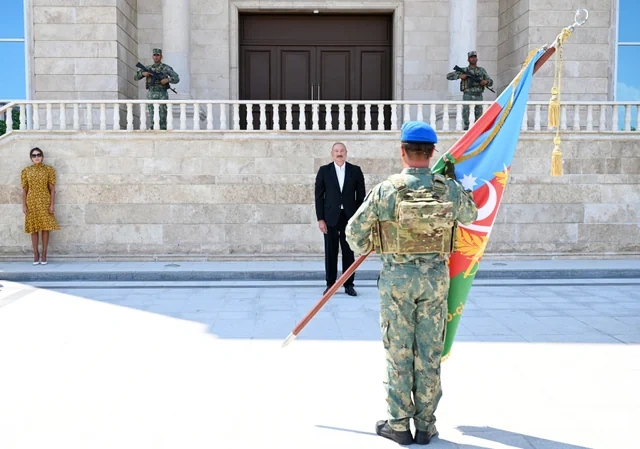 Prezident Əlahiddə Ümumqoşun Orduda yeni yaradılan komando hərbi hissələrinə Döyüş bayraqlarının verilməsi mərasimində iştirak edib - VİDEO