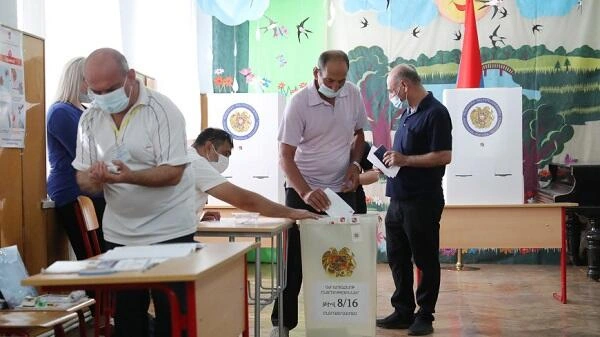İrəvanda seçkidən sonra Rusiyaya qaçmaq istədi...