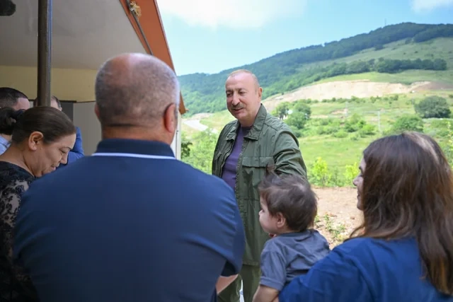 Prezident Kiçik Qaladərəsində görülən işlərlə tanış olub və kəndə qayıdan sakinlərlə görüşüb - FOTO