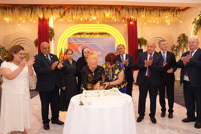 Xətai rayonunda Beynəlxalq Müəllimlər Günü münasibətilə "Zirvəyə Aparan İşıq" adlı tədbir keçirilib - Foto/Video