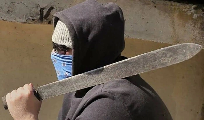 Maçete ilə silahlanıb insanlara hücum etdi: 1 ölü, 5 yaralı - Video