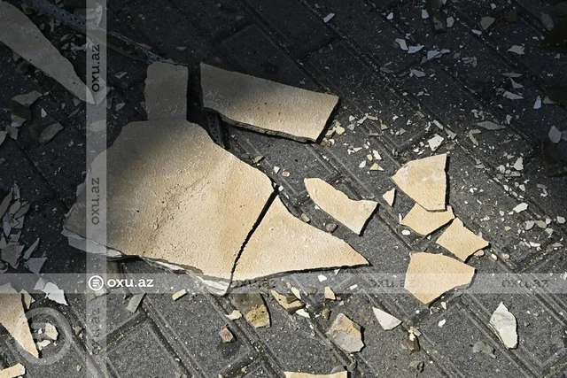 Bakının mərkəzində eyvanın bir hissəsi uçdu - FOTO