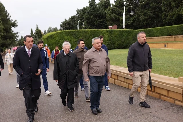 "Fənərbağça" və "Turan Tovuz"un nümayəndələri Heydər Əliyevin məzarını, Şəhidlər xiyabanını ziyarət ediblər - Foto