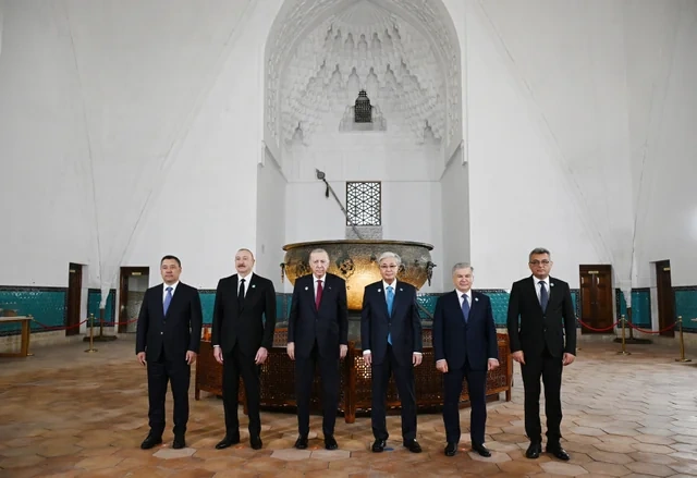 İlham Əliyev və TDT-nin qeyri-rəsmi Zirvə görüşünün digər iştirakçıları Türküstanda bir sıra mədəni məkanlarla tanış olublar - FOTO